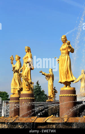 "La fontaine de l'Amitié des Peuples de l'URSS' dans l'exposition des réalisations économiques à Moscou Banque D'Images