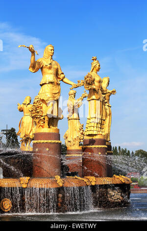 "La fontaine de l'Amitié des Peuples de l'URSS' dans l'exposition des réalisations économiques à Moscou Banque D'Images