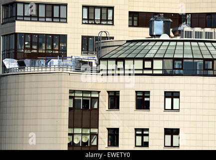 Les tuyaux de ventilation et des actionneurs sur le toit d'un bâtiment moderne Banque D'Images
