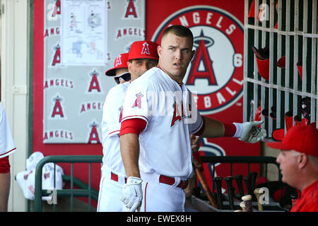 Anaheim, Californie, USA. 24 Juin, 2015. Los Angeles Angels champ centre Mike Trout # 27 regarde le replay après qu'il les retirer dans la 12e manche du match entre les Astros de Houston et les Los Angeles Angels of Anaheim, Stade Angel, Anaheim, CA. Photographe : Peter Renner and Co : csm Crédit/Alamy Live News Banque D'Images