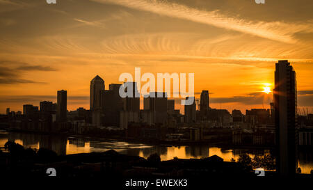 Londres, Royaume-Uni. 25 Juin, 2015. Lever de soleil au-dessus des bâtiments du parc d'affaires de Canary Wharf Crédit : Guy Josse/Alamy Live News Banque D'Images