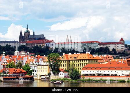 Vue sur la Rivière Vltava avec l'arrière de Hradcany, Prague, République Tchèque, Europe de l'Est. Banque D'Images