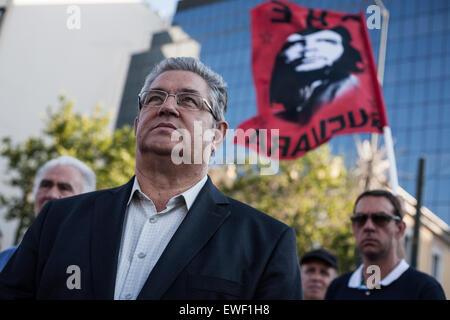 Athènes, Grèce. 23 Juin, 2015. Dimitris Koutsoumpas, Secrétaire Général du Parti communiste de Grèce participe à une manifestation anti-austérité organisée par les syndicats des retraités à Athènes, Grèce, 23 juin 2015. Photo : Baltagiannis Socrates/dpa/Alamy Live News Banque D'Images