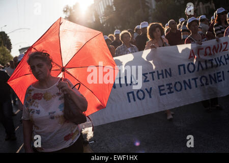 Athènes, Grèce. 23 Juin, 2015. Les retraités au cours d'une manifestation anti-austérité organisée par les syndicats des retraités à Athènes, Grèce, 23 juin 2015. Photo : Baltagiannis Socrates/dpa/Alamy Live News Banque D'Images