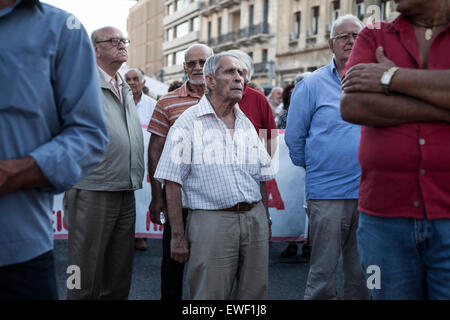 Athènes, Grèce. 23 Juin, 2015. Les retraités au cours d'une manifestation anti-austérité organisée par les syndicats des retraités à Athènes, Grèce, 23 juin 2015. Photo : Baltagiannis Socrates/dpa/Alamy Live News Banque D'Images