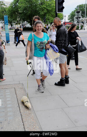 Brighton UK 23 juin 2015 - Jessica Martin peut souvent vu marcher son animal de compagnie furet blanc appelé "Petit Bouddha" dans les rues de Brighton où il est devenu bien connu Banque D'Images
