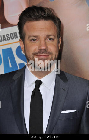 LOS ANGELES, CA - le 23 février 2011 : Jason Sudeikis en première mondiale de 'Hall Pass' au Cinerama Dome, Hollywood. Banque D'Images