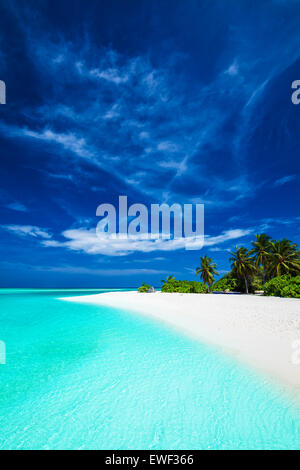 White plage tropicale avec beau ciel avec quelques palmiers et blue lagoon Banque D'Images