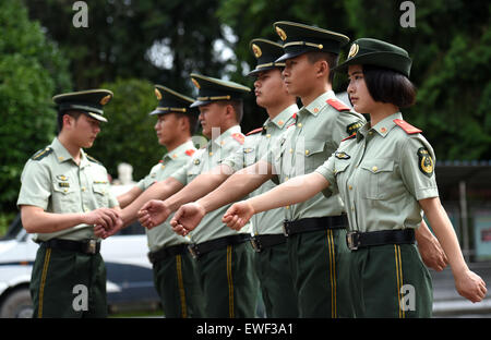(150625) -- DEHONG, 25 juin 2015 (Xinhua) -- Liu Zhang (1e R) et ses camarades sont formés à la frontière de checkpoint dans Dai-Jingpo Mukang Dehong Préfecture autonome, le sud-ouest de la province chinoise du Yunnan, le 24 juin 2015. Né en 1995, Zhang Liu est devenu un anti-drogue soldat en poste frontière de Mukang en 2013. Grandi dans une famille aisée dans le centre de la Chine, la province du Hunan, Zhang a dit qu'être un soldat avait toujours été son rêve, qui ont poussé à rejoindre l'armée après avoir obtenu son diplôme d'école. Être un front line force anti-drogue, le poste frontière de Mukang a capturé environ 100 k Banque D'Images