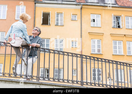 Low angle view of loving couple par des garde-fous contre le bâtiment Banque D'Images