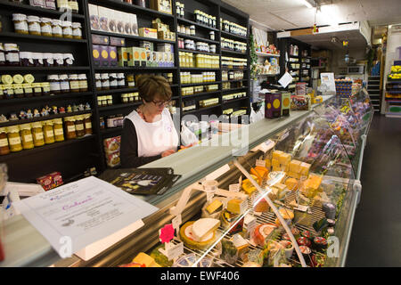 Royaume-uni, Angleterre, Shropshire, Bridgnorth, High Street, Halle, Penny's Fine Foods et fromage conserve stall Banque D'Images