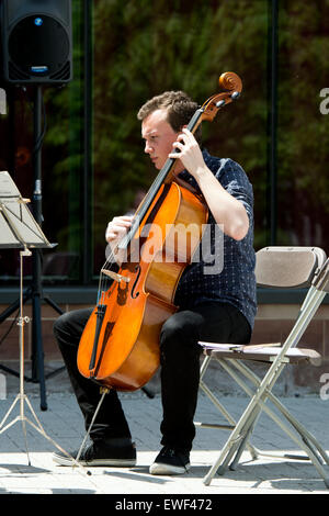Violoncelliste dans l'orchestre à cordes de l'Université de Warwick, Royaume-Uni Banque D'Images