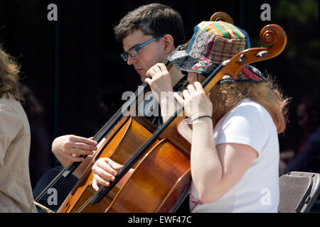 Les violoncellistes jouant pizzicato dans l'Université de Warwick orchestre à cordes, UK Banque D'Images