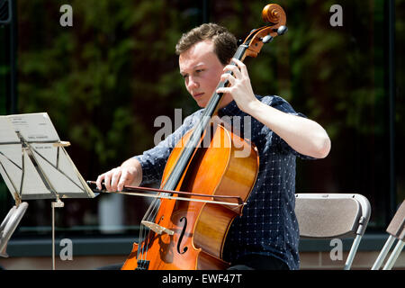 Violoncelliste dans l'orchestre à cordes de l'Université de Warwick, Royaume-Uni Banque D'Images
