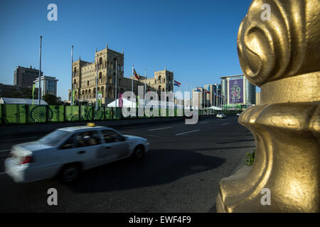 Le Neftchiler Neftçil Avenue (en azéri : ?r Prospekti), détectée à l'Baku 2015 jeux européens à Bakou, Azerbaïdjan, 23 juin 2015. La course de Formule Un 2016 Bakou à Bakou sera sur cette route principale dans le centre-ville de Bakou. Dans l'arrière-plan la maison du gouvernement. Photo : Bernd Thissen/dpa (zu dpa-Meldung : "vor 1 Baku-Kulisse schillernder : Menschenrechte kein "problème"" vom 24.06.2015) Banque D'Images