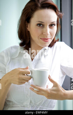 Jeune femme à boire le café le matin Banque D'Images
