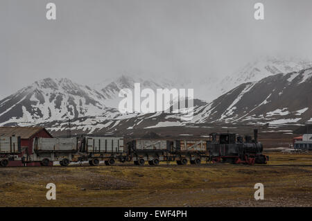 Un train de friches industrielles à Ny Alesund, Spitzberg sur un sombre jour Banque D'Images