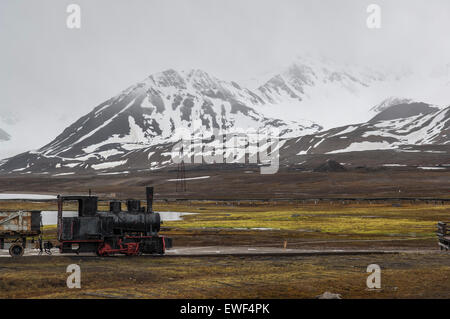 Un train de friches industrielles à Ny Alesund, Spitzberg sur un sombre jour Banque D'Images