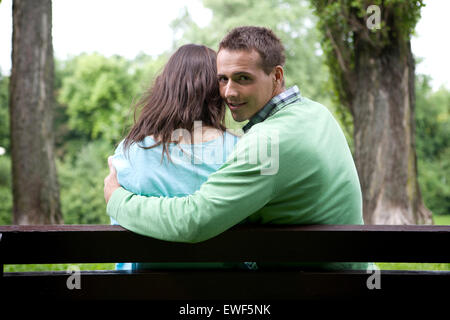 Portrait de jeune homme assis sur un banc avec ma copine Banque D'Images