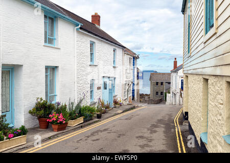 Une rue menant à la plage à Portscatho sur le Roseland Penisnsula à Cornwall Banque D'Images