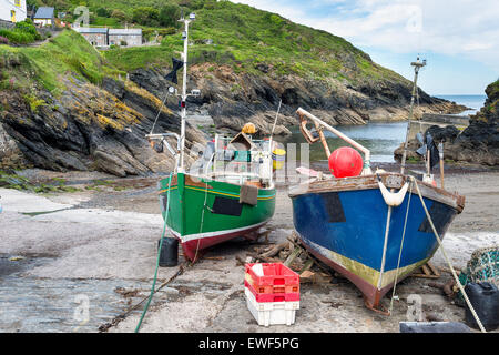 Bateaux de pêche sur la plage à Portloe sur le sud de la côte de Cornwall Banque D'Images