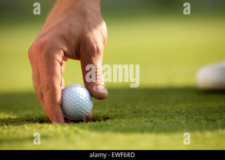 Personne tenant balle de golf, close-up Banque D'Images