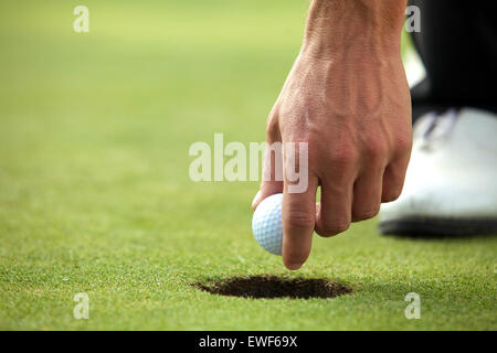 Personne tenant balle de golf, close-up Banque D'Images