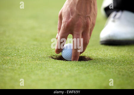 Personne tenant balle de golf, close-up Banque D'Images