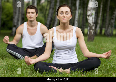 Jeune couple exercising in park Banque D'Images