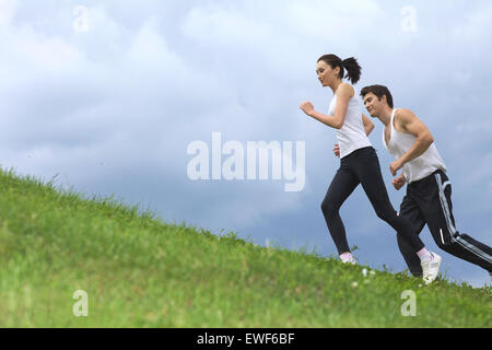 Jeune couple exercising in park Banque D'Images