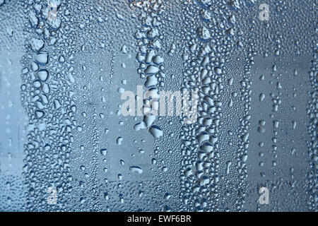 Goutte d'eau sur une fenêtre - close up Banque D'Images