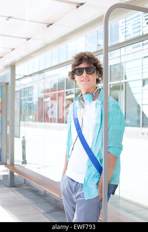 Portrait of man waiting at bus stop Banque D'Images