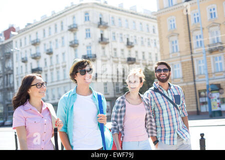 Heureux homme et femme friends walking on city street Banque D'Images