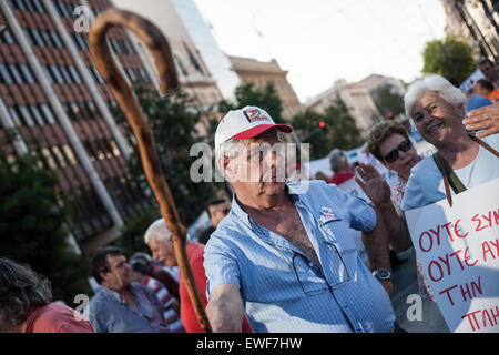 Athènes, Grèce. 23 juin 2015. dpatopbilder un pensionné agite sa canne lors d'une manifestation anti-austérité organisée par les syndicats des retraités à Athènes, Grèce, 23 juin 2015. Photo : Baltagiannis Socrates/dpa/Alamy Live News Banque D'Images