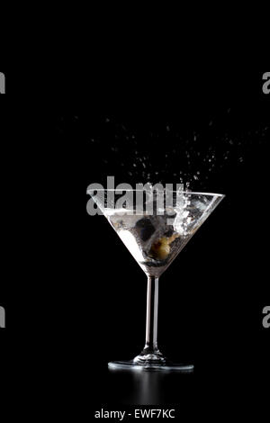 Splash dans mrtini sur fond noir verre Banque D'Images