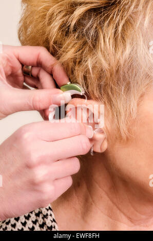 CONSULTING SENIOR POUR LES PERSONNES MALENTENDANTES Banque D'Images