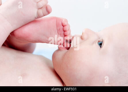 BÉBÉ À L’INTÉRIEUR Banque D'Images