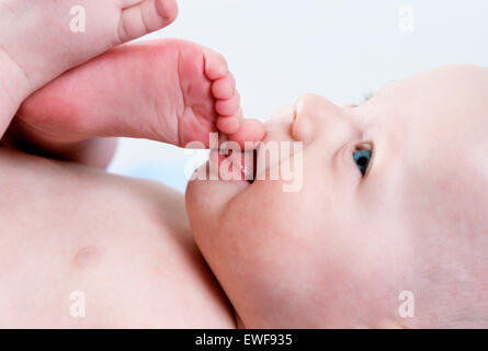 BÉBÉ À L’INTÉRIEUR Banque D'Images