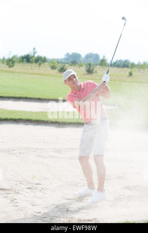 Homme d'âge moyen jouer au golf Banque D'Images