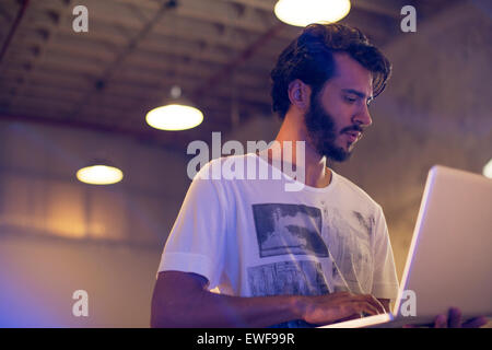 Businessman using laptop in office Banque D'Images