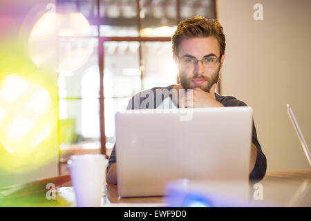 L'accent businessman working at desk in office Banque D'Images