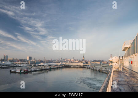 Aube sur Tallinn port de mer et vieille ville, vue d'un navire de croisière Banque D'Images