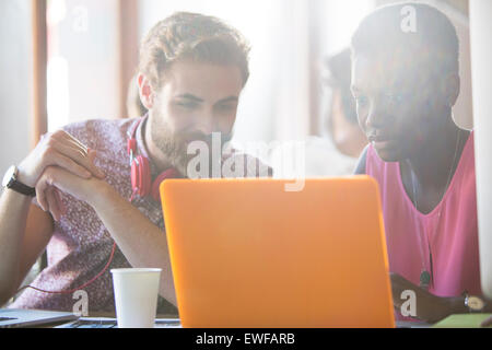 Business people working at laptop Banque D'Images