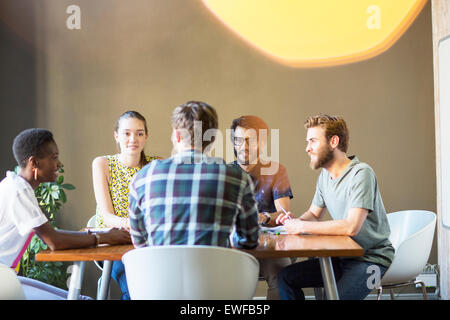 Casual business people meeting at table in office Banque D'Images