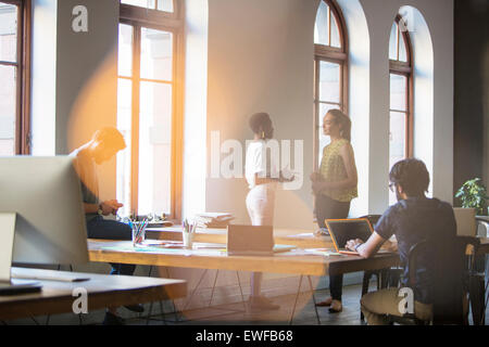 Businesswomen talking in office Banque D'Images