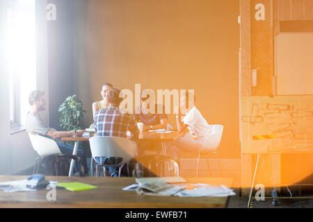 Lens flare sur creative business people table office