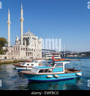 Mosquée Ortakôy au Besiktas, Istanbul, Turquie. Banque D'Images