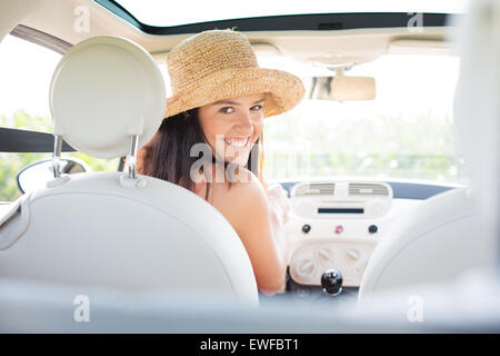 Portrait of Beautiful woman driving car Banque D'Images