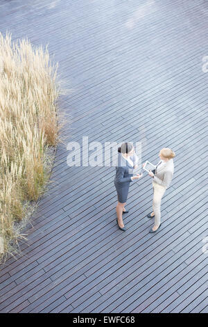High angle view of businesswomen discussing sur la plate Banque D'Images