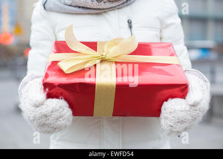 Midsection of woman holding gift box hiver Banque D'Images